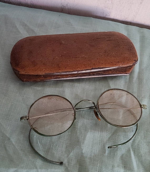 Vintage eyeglasses with case.