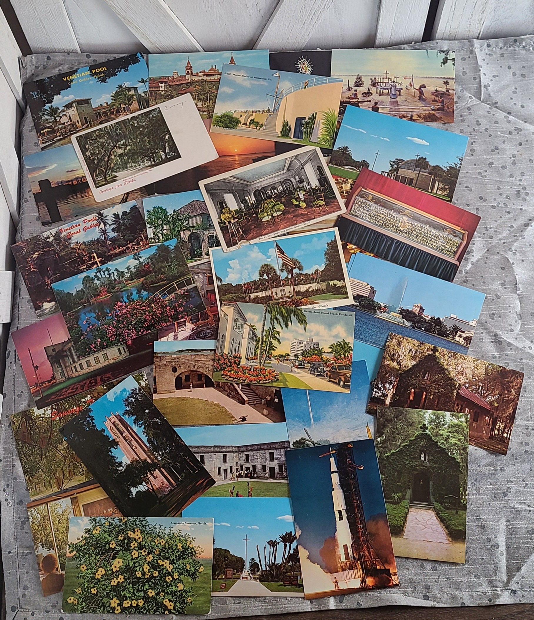 Miami Beach, FL, postcard folder. Linen, c.1940s. 16 images. Florida.