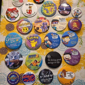 Lot of 23 vintage pins/buttons.