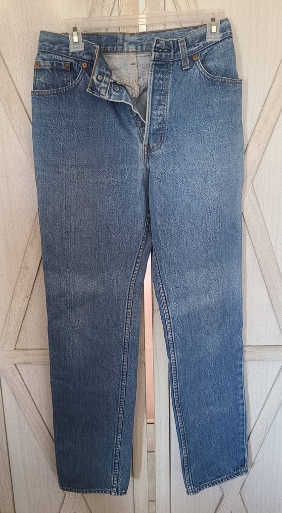 Vintage Levi's Jeans measures 27x31.