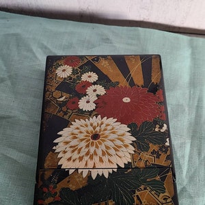 Vintage unique compact mirror.