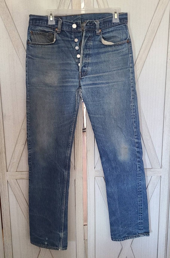 Vintage Levi's Jeans measures 31x32.