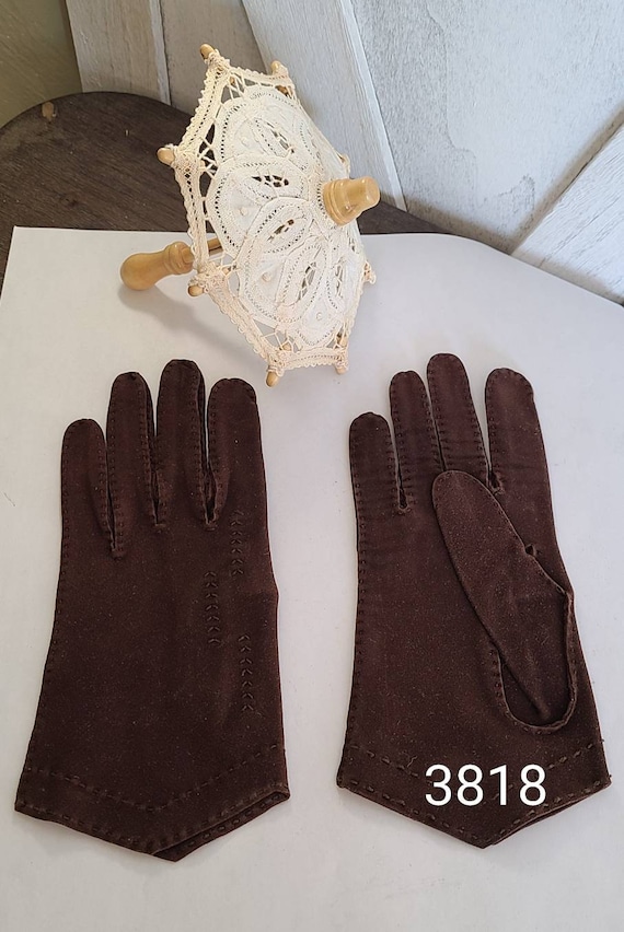 Vintage womens suede gloves.
