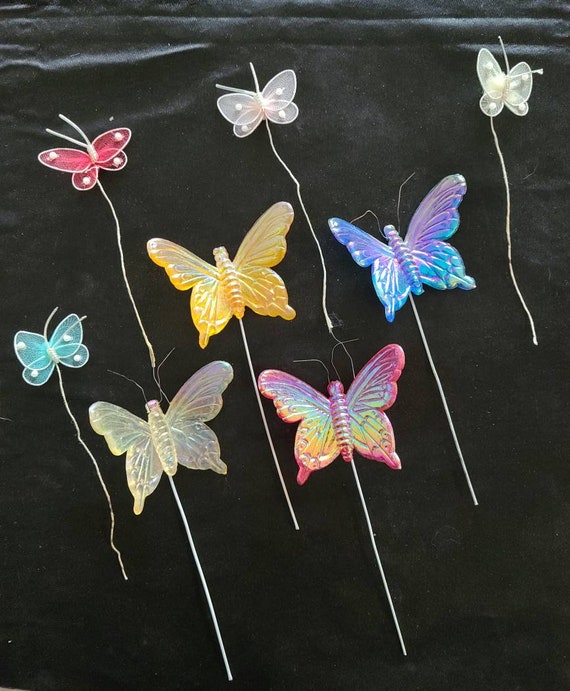 Mariposas sobre tallos de alambre, para decoración en plantas o arreglos  florales.