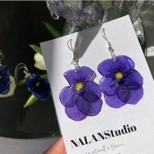 Cadeaux de remise des diplômes/boucles d'oreilles florales/Pensée violette/Vraie fleur séchée dans la résine/Cadeau pour elle/Cadeau d'anniversaire/Bijoux fleurs/Bijoux de mariage