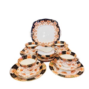 Set antiek 15-delig Royal Alber Cwon China Imari-patroon voor 4 Engeland, 4 trio's met creamer, suikerpot, cakebord, verzamelset.