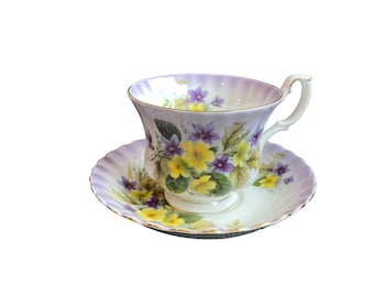 Xícara de chá e pires roxo real Albert vintage com flores primos amarelas, presente para ela