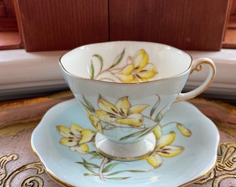 Handmålad Foley Lilium Regale ljusblå tekopp och fat med gul lilja, engelsk tekopppresent till hennes tebjudning, bröllopstekopp