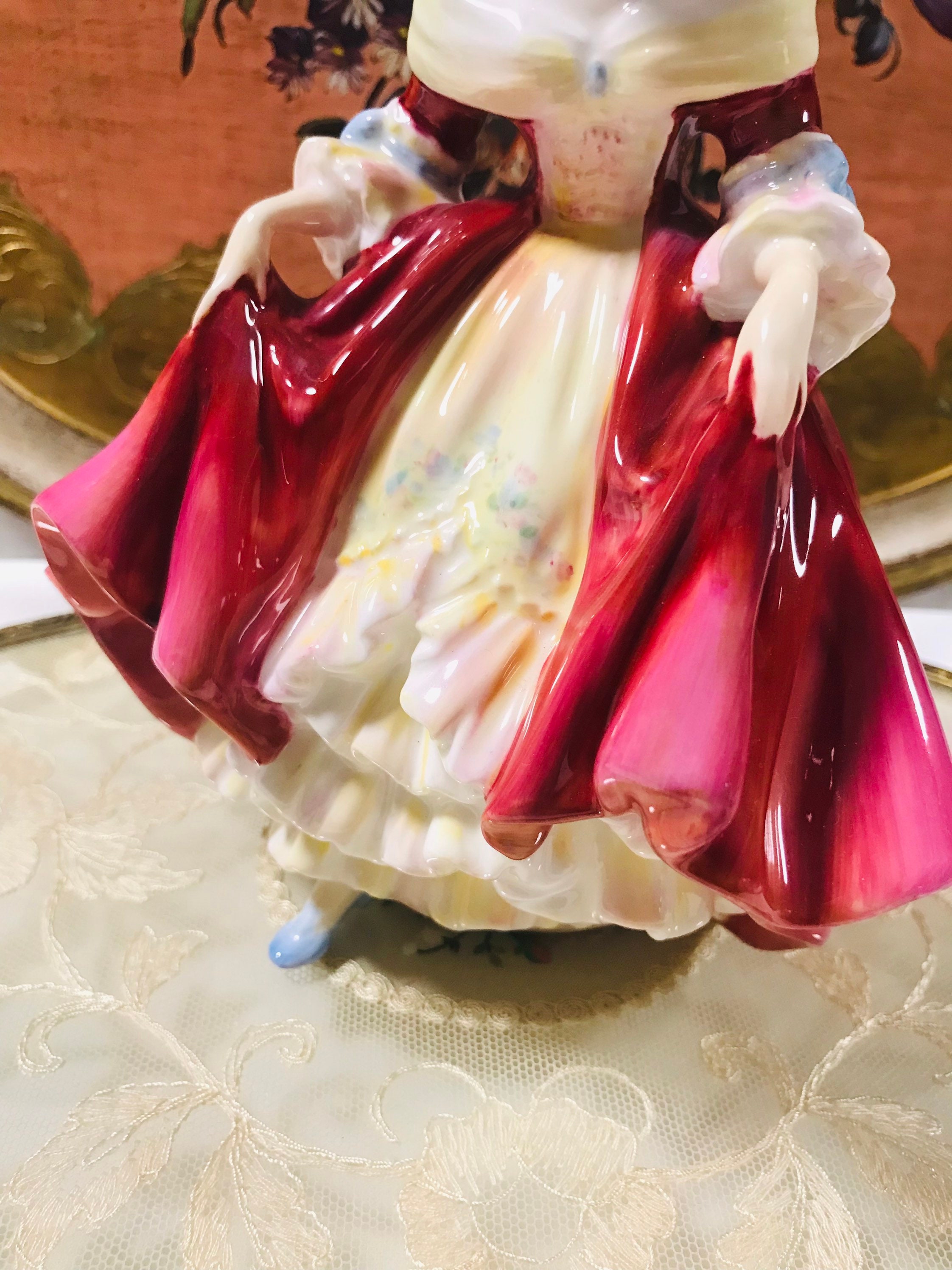 ロイヤルドルトンのヴィンテージフィギュア「サザンベル」、H.N 2229