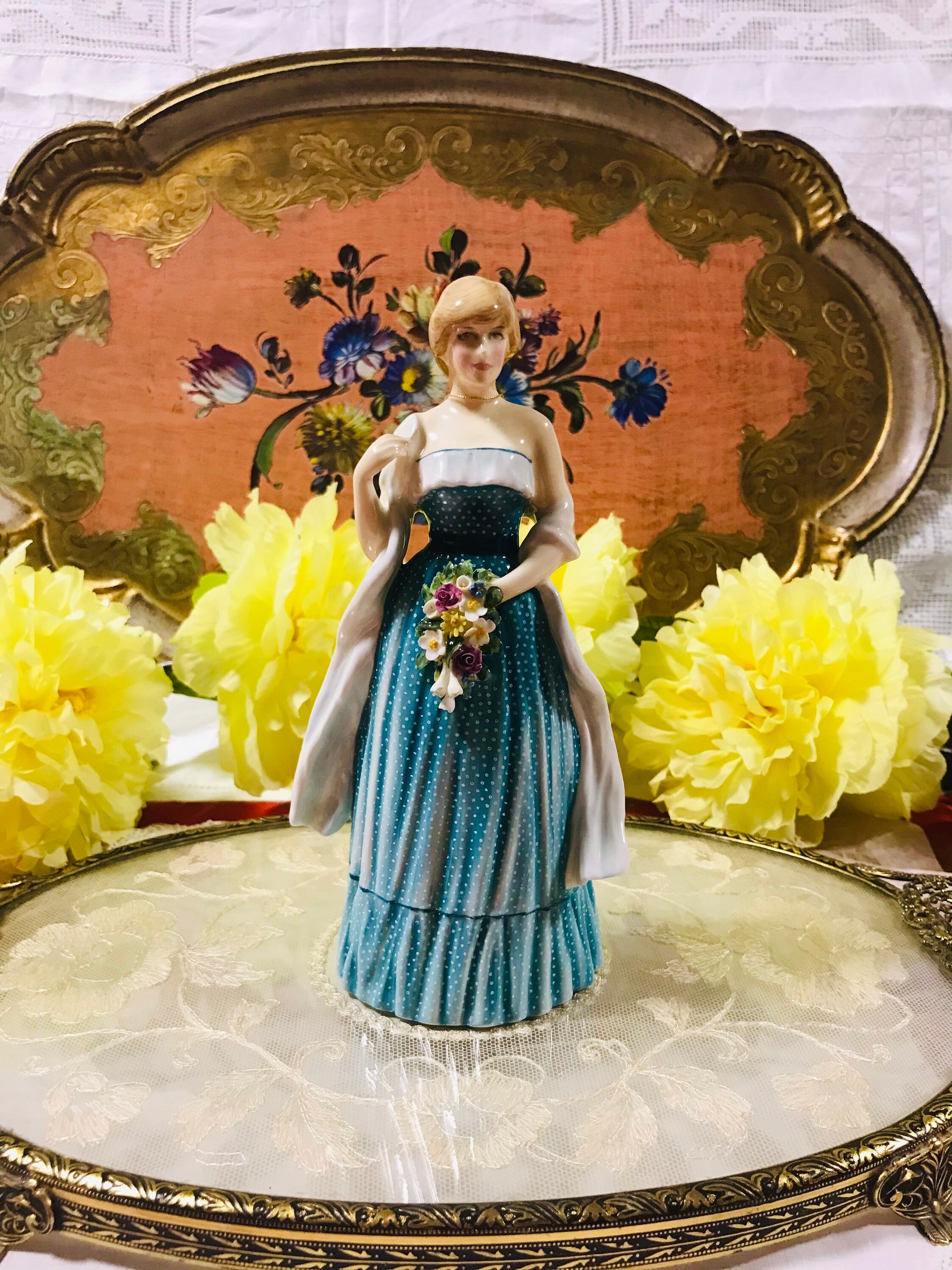 ロイヤルドルトン　ダイアナ　フィギュア チャールズ皇太子と結婚する前のダイアナ妃スペンサーの希少な