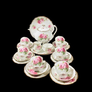 Servizio da tè vintage Royal Albert American Beauty da 24 pezzi per 6, teiera, 6 tazze e piattini, piattini da portata, zucchero per panna, tè pomeridiano rosa rosa