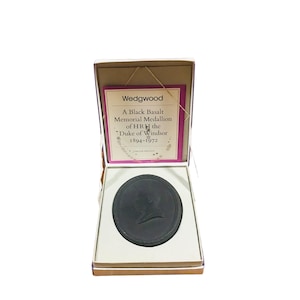 Vintage Collectible Wedgwood A Black Basalt Memorial Medallion of HRH The Duke of Windsor 1894-1972 England No 827 LED of 2000.Original box