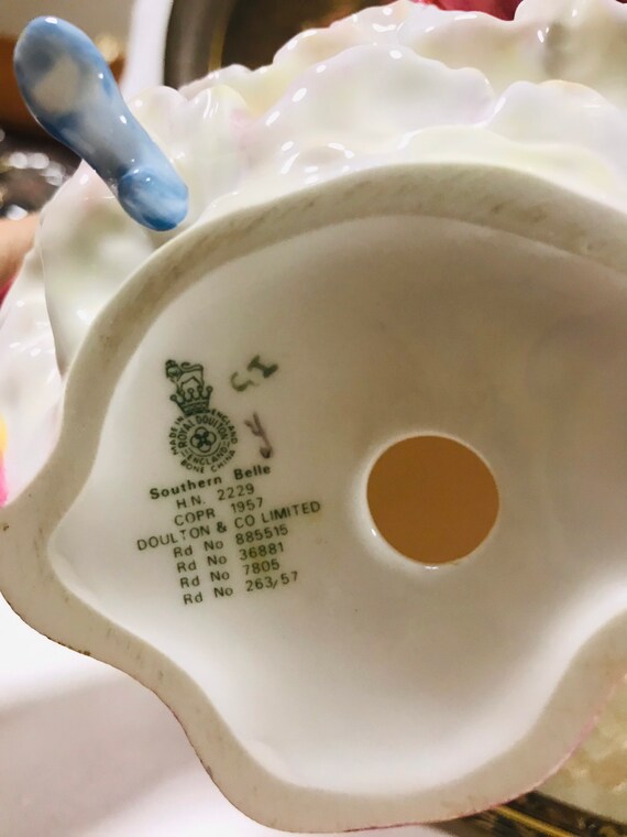 ロイヤルドルトンのフィギュア「サザンベル」、H.N 2229、COPR 1957