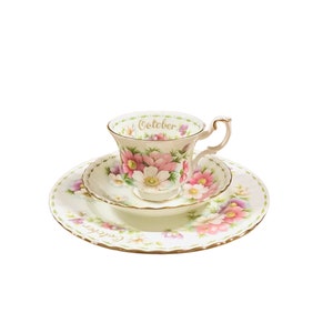 Trio vintage da série Royal Albert Flower of The Month de outubro “Cosmos” bone china England, trio colecionável da série Month.