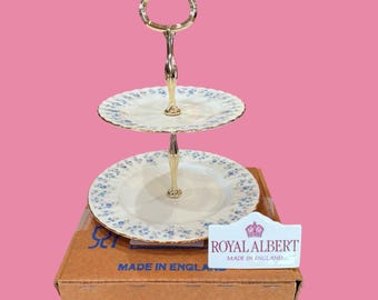 Présentoir à gâteau Royal Albert Memory Lane à deux niveaux avec boîte d'origine en porcelaine anglaise, Angleterre.