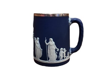 Tasse antique de collection Wedgewood for Ellington en jaspe bleu avec bord argenté poinçonné de 4 3/4 po. de haut, Angleterre.