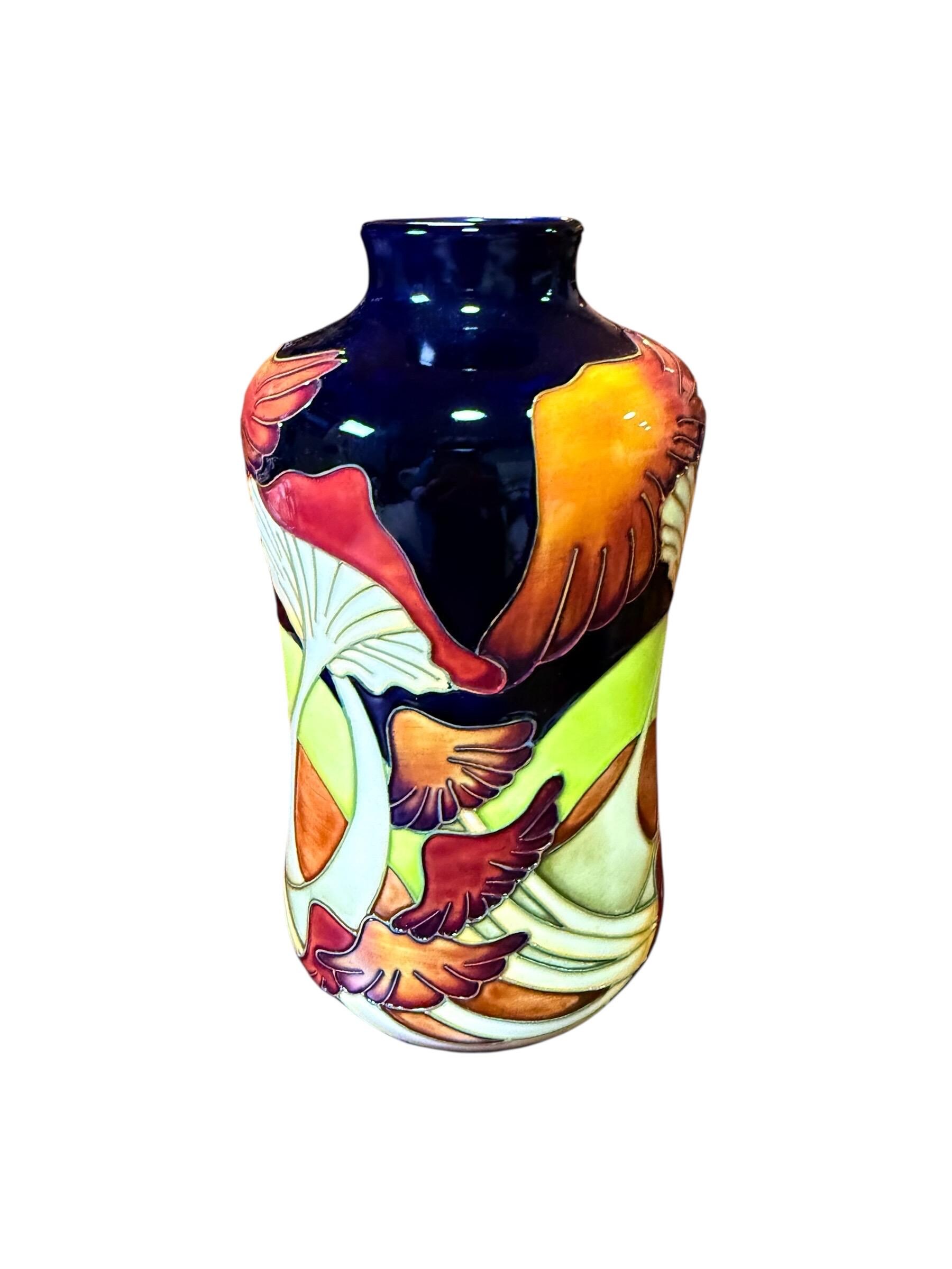 【ヴィンテージ・100部限定品】 英国MOORCROFT 花瓶 Moorcroft Pottery「パラソル ダンス」花瓶 8 1/2インチ T 野生の