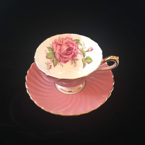Gorgeous pink cabbage roses Swirl Aynsley tea cup and saucer, English pink tea cup and saucer with large pink rose, unique English teacup