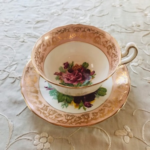 Hermosa taza de té y platillo de porcelana de hueso fino Adderley con gran centro de rosa de repollo, porcelana de hueso coleccionable, hecha en Inglaterra.