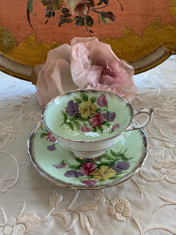 スイートピーの花と銀の縁取りが施されたパラゴングリーンティーカップ