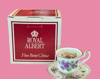 Royal Albert Blume des Monats Serie Miniatur “February“ Teetasse mit Untertasse Bone China England in Original Box.