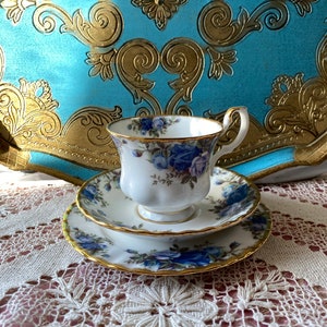 Royal Albert moonlight rose blue rose xícara de chá e pires trio de prato de sobremesa de 6,25”, feito na Inglaterra