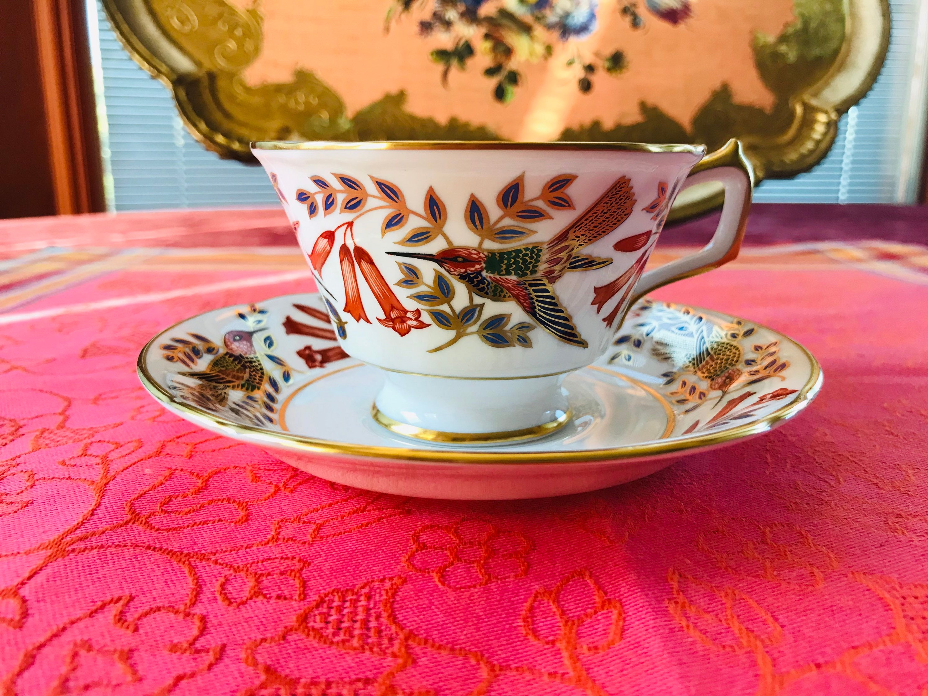 手描きの鳥が描かれたクラシックなロイヤルクラウンダービーのティー