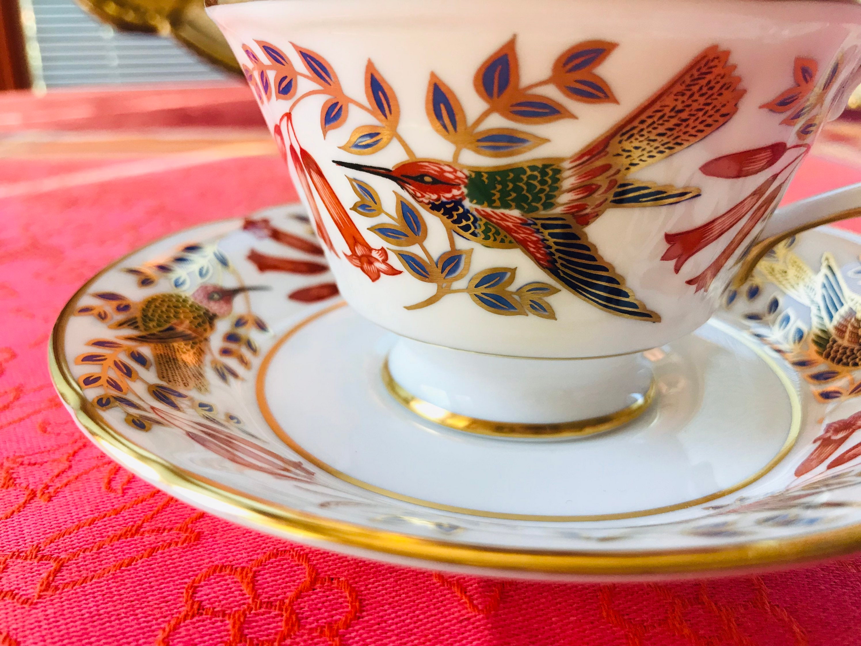 手描きの鳥が描かれたクラシックなロイヤルクラウンダービーのティー