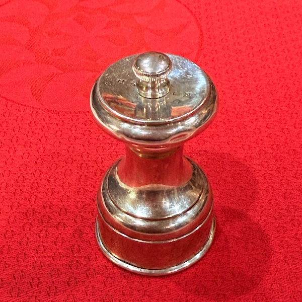 Molinillo de pimienta de plata de ley con sello distintivo inglés, fabricado en Inglaterra.