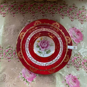 Tazza da tè rossa vintage reale Grafton con piattino con grande rosa cavolo rosa al centro