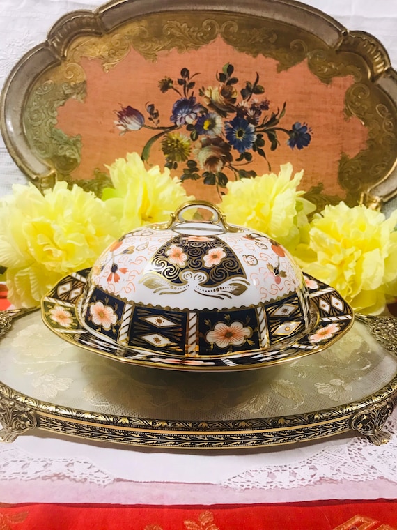Royal Crown Derby 2451 “traditional Imari“ Pattern Round Covered