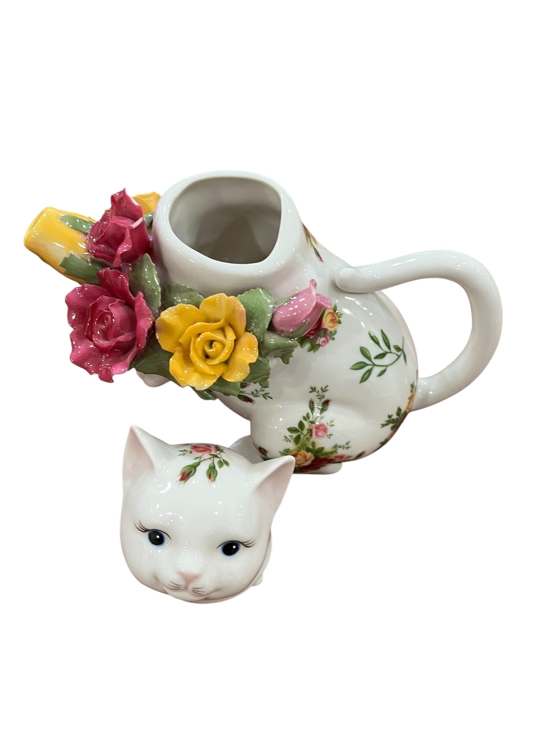 希少なロイヤルアルバートの猫型オールドカントリーローズティーポット