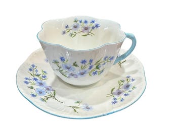 Shelley Blue Rock tekopp med fat i fint benporslin, England, nyskick. Pris per styck.