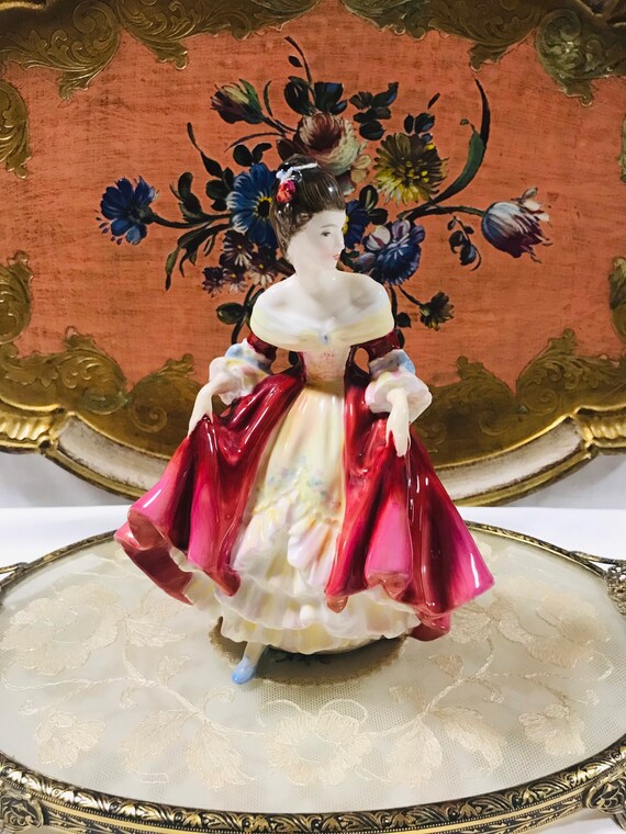 ロイヤルドルトン 1957年 サザンベル HN 2229 フィギュア ロイヤルドルトン 1957年 サザンベル HN 2229 フィギュア