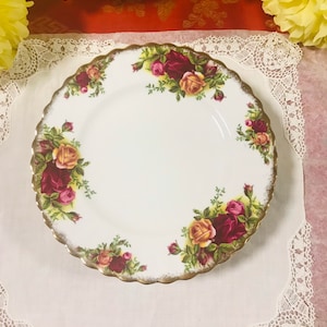 Price for each…. vintage Royal Albert ”Old Country Roses “dessert plates 7” , bone china England. Mint condition. Gorgeous gift for her