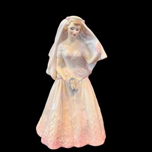 Royal Doulton figurine “ The Bride” 8” H,  HN 2166 bone china England, mint condition. Gorgeous wedding gift for her.