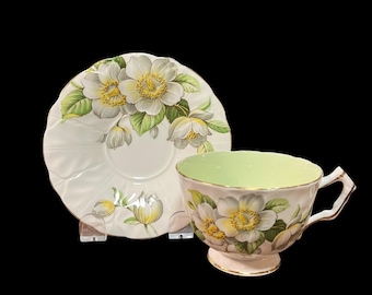 エインズレイ クロッカス ドッグウッド ティーカップ＆ソーサー：イングリッシュボーンチャイナ、グリーンの内側