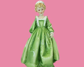 Figura de Royal Worcester de 6 1/2” de altura, “Vestido de abuela”, en vestido verde, modelada por F. G. Doughty, figura coleccionable inglesa vintage.