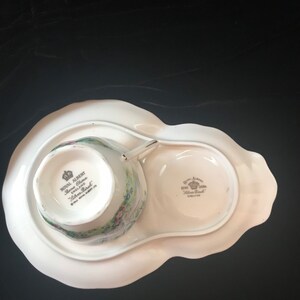 Pu&ograve; includere: Un set da t&egrave; in porcellana bianca con un motivo floreale. Il piattino ha un incavo per la tazza. La tazza e il piattino sono contrassegnati con "Royal Albert Bone China England Silver Birch".