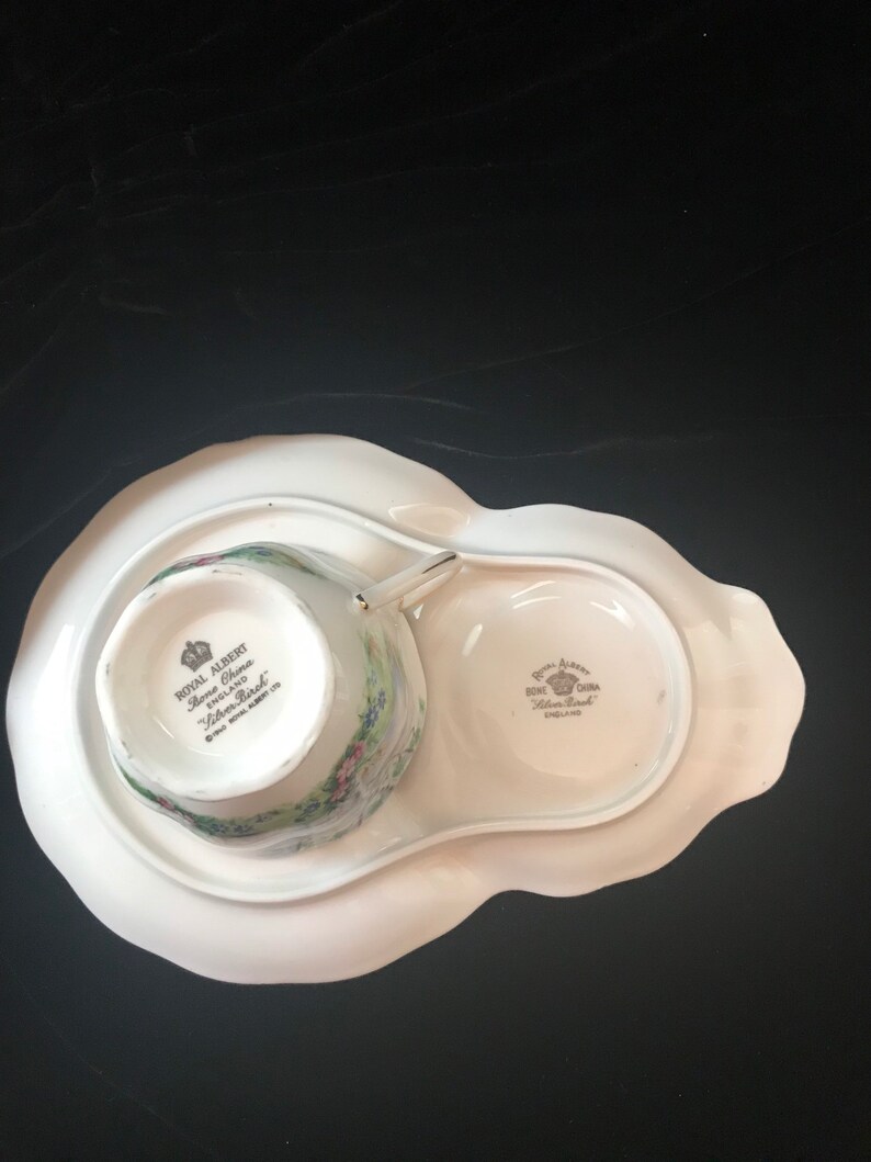 Pu&ograve; includere: Un set da t&egrave; in porcellana bianca con un motivo floreale. Il piattino ha un incavo per la tazza. La tazza e il piattino sono contrassegnati con "Royal Albert Bone China England Silver Birch".