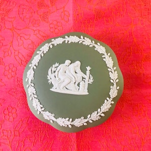 Green English Wedgwood Jasperware Jewellery or trinket box, Wedgwood collectible box, green Wedgwood, English china antique collectible