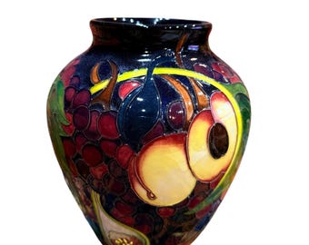 Moorcroft Pottery Queens Wahl große Vase 8 ”T von Emma Bossons mit Pfirsichen, saftigen Trauben und reifen Feigen, sehr guter Zustand.