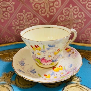 Raro paragón antiguo taza de té y platillo &quot;Bouquet&quot; Flores púrpuras pintadas a mano