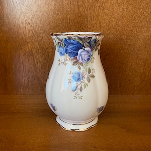 Vintage royal Albert moonlight rose 2.5” x 4.5” vase