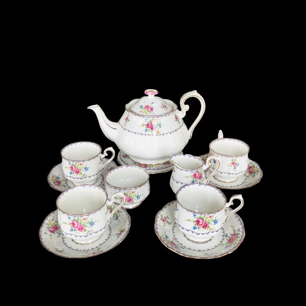 13 pièces de Royal Albert Pettit point tea set os porcelaine Angleterre, grande théière crémier et sucrier 4 tasses à thé et soucoupes. Cadeau de service à thé