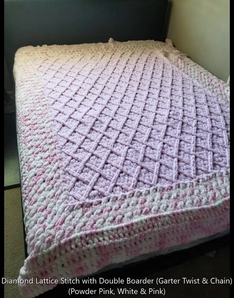 Puede incluir: Una manta de ganchillo en punto de rejilla de diamante con doble borde. La manta est&aacute; hecha con un hilo degradado en tonos de blanco y rosa.