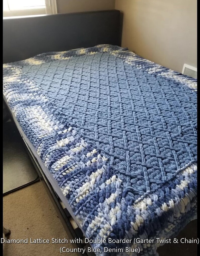 Puede incluir: Una manta de crochet azul y blanca con un punto de rejilla de diamante y un doble borde. El borde est&aacute; hecho con un punto de torsi&oacute;n de liga y un punto de cadena. La manta est&aacute; hecha con dos tonos de azul, azul campo y azul denim.