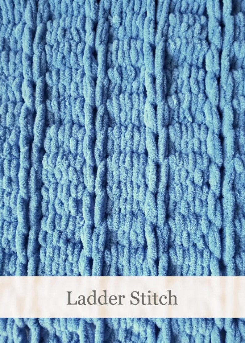 Puede incluir: Primer plano de una tela de punto azul con un patr&oacute;n de punto de escalera. La tela es suave y esponjosa, y el punto crea un aspecto texturizado.