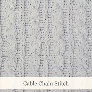 Puede incluir: Primer plano de una tela de punto gris claro con un patr&oacute;n de punto de cadena de cable. La tela es suave y texturizada, con un brillo sutil. La imagen est&aacute; etiquetada como "Cable Chain Stitch".