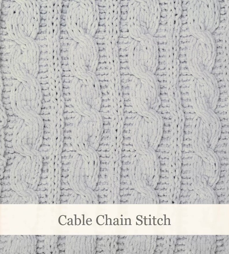 Puede incluir: Primer plano de una tela de punto gris claro con un patr&oacute;n de punto de cadena de cable. La tela es suave y texturizada, con un brillo sutil. La imagen est&aacute; etiquetada como "Cable Chain Stitch".